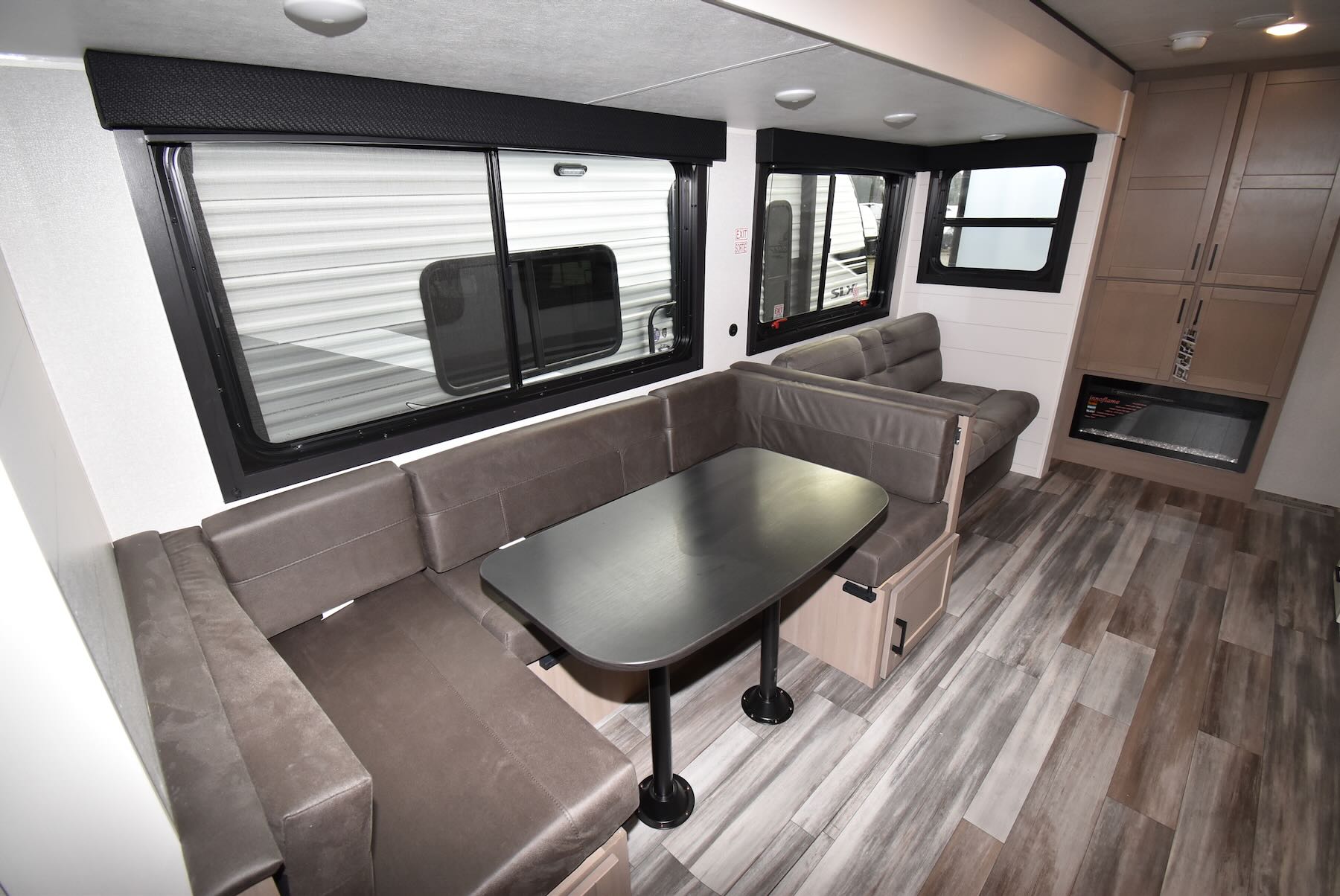 2026-Jayco-Jay-Flight-SLX-325BHT-07R8903-16