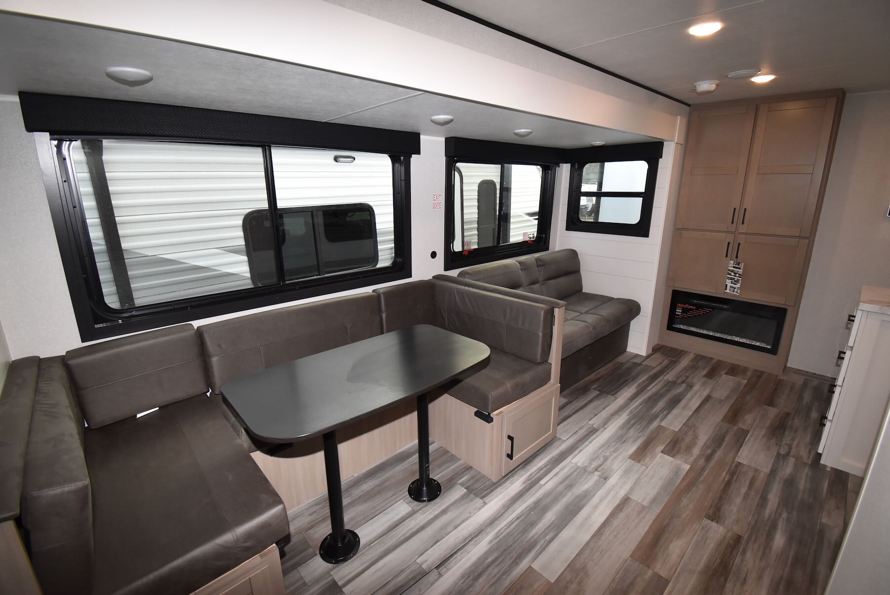 2026-Jayco-Jay-Flight-SLX-325BHT-07R8903-53