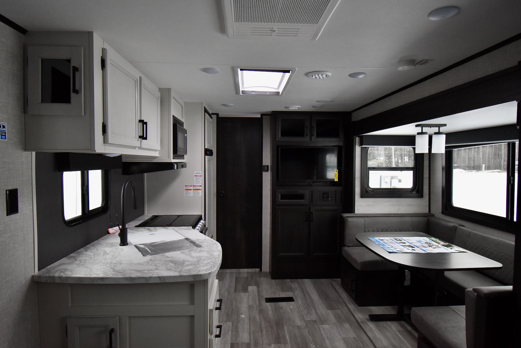 2022-Jayco-Jay-Flight-24RBS-07L8120-3