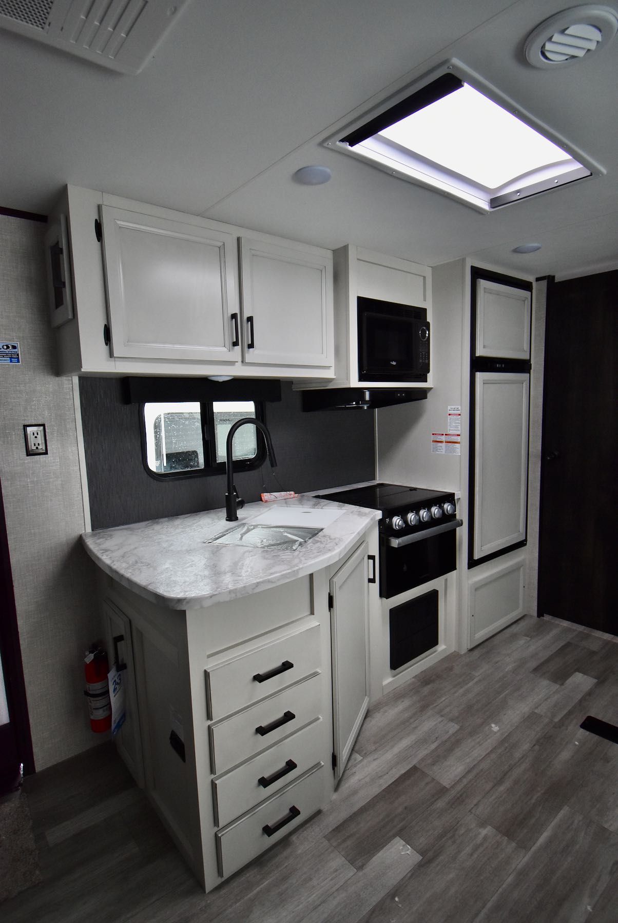 2022-Jayco-Jay-Flight-24RBS-07L8120-8
