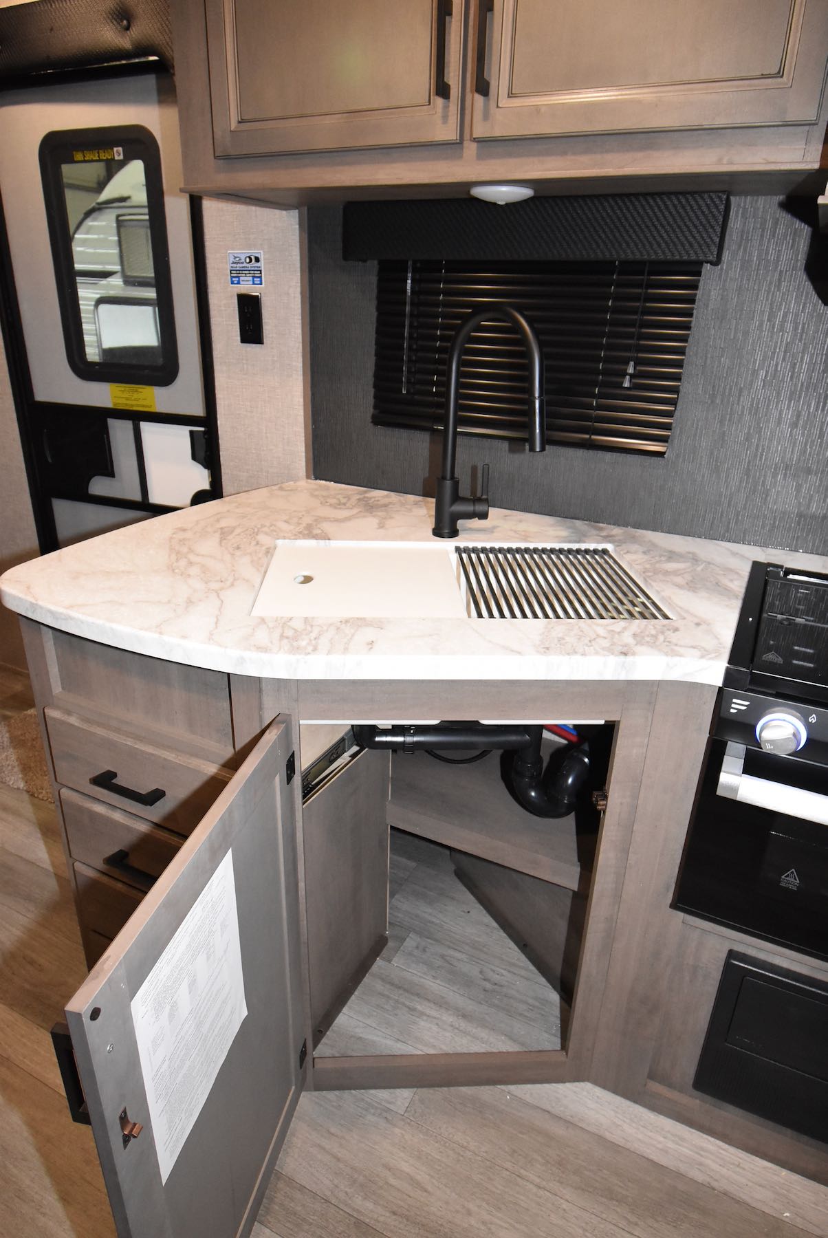 2022-Jayco-Jay-Flight-24RBS-07L8137-10