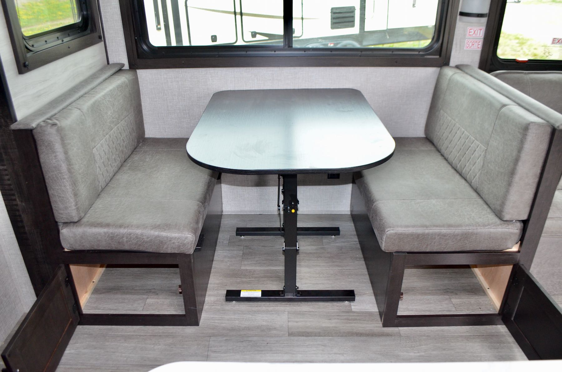 2022-Jayco-Jay-Flight-33RBTS-07L8321-16