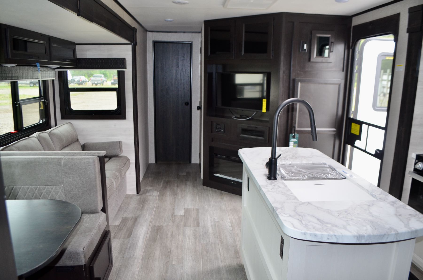 2022-Jayco-Jay-Flight-33RBTS-07L8321-4