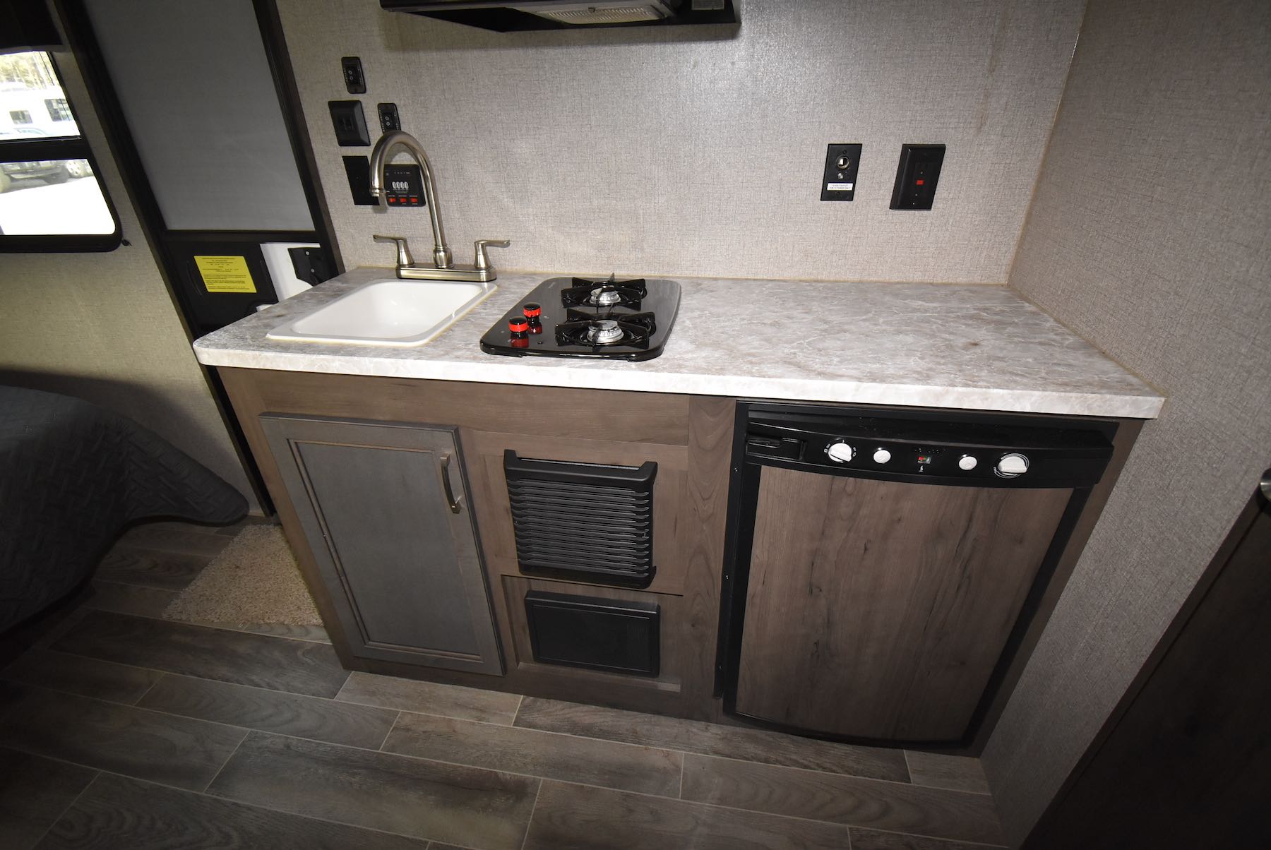 2021-Jayco-Jay-Flight-SLX-7-183RB-21N8550-6